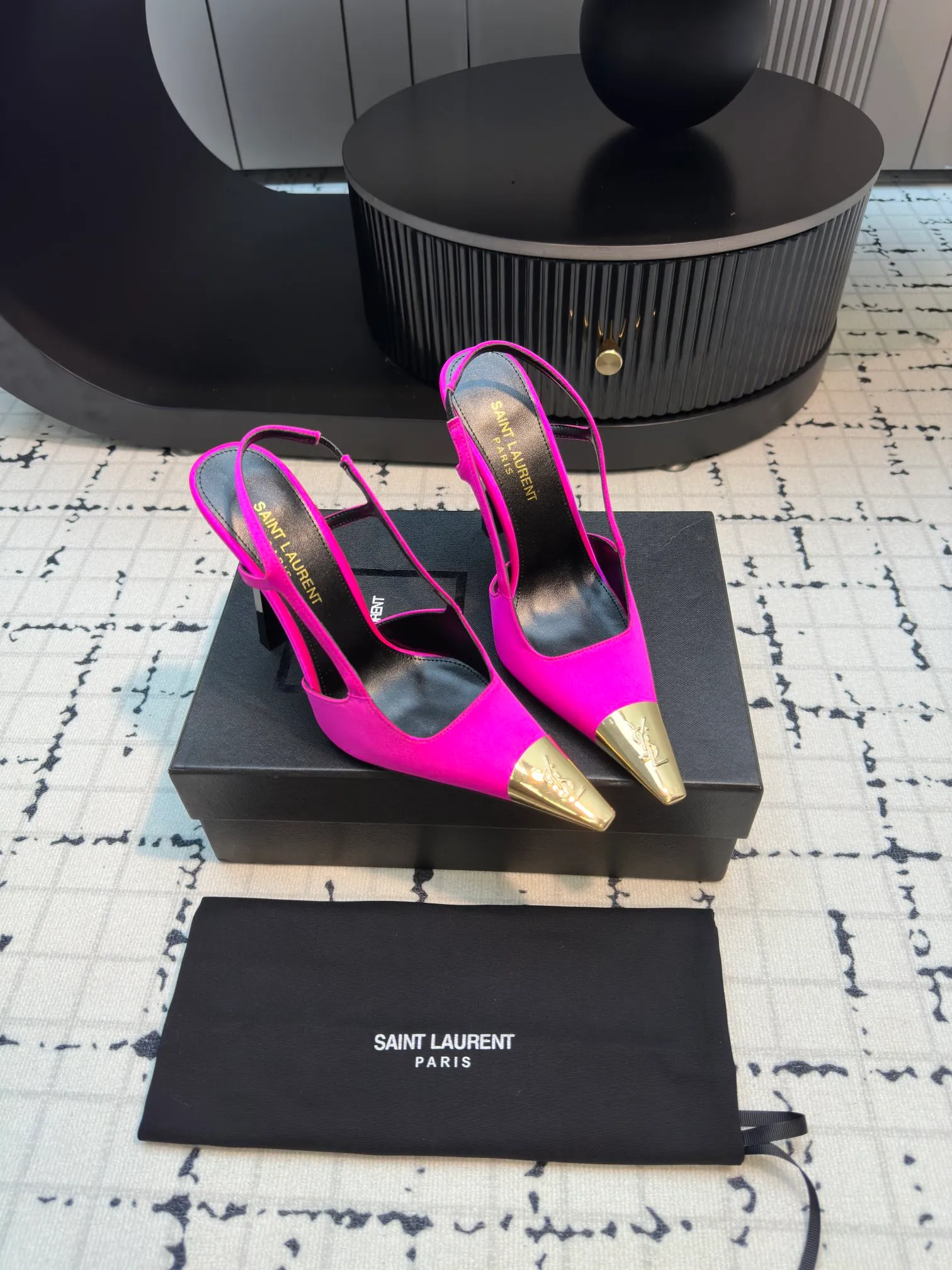 👟👟Ex-factory price 560👟👟 laurent 2025 spring and summer new YSL small gold-toed high heels, very stable on the foot, super heeling, feel free to buy! The heel is custom-made from a new mold. It is an exclusive heel. The height is the same as the original one to distinguish various incorrect versions! High-end sexy, ysl still understands women best❤️ Upper: Silk Lining: Sheepskin Sole: Italian genuine leather outsole Size: 35/40 (40 is custom-made and cannot be returned or exchanged)